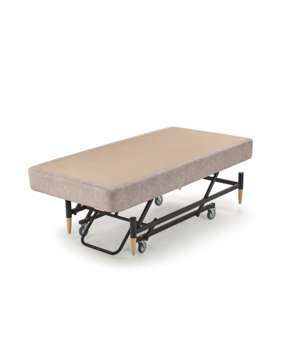 Cama elevable sin colchón sobre fondo blanco: base tapizada subida sobre la tijera de acero negro, con ruedas y patas de madera.