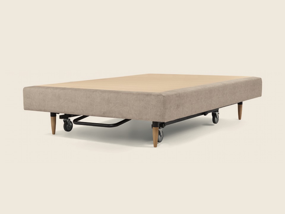 Base alta tapizada en beige, cerrada, con patas de madera.