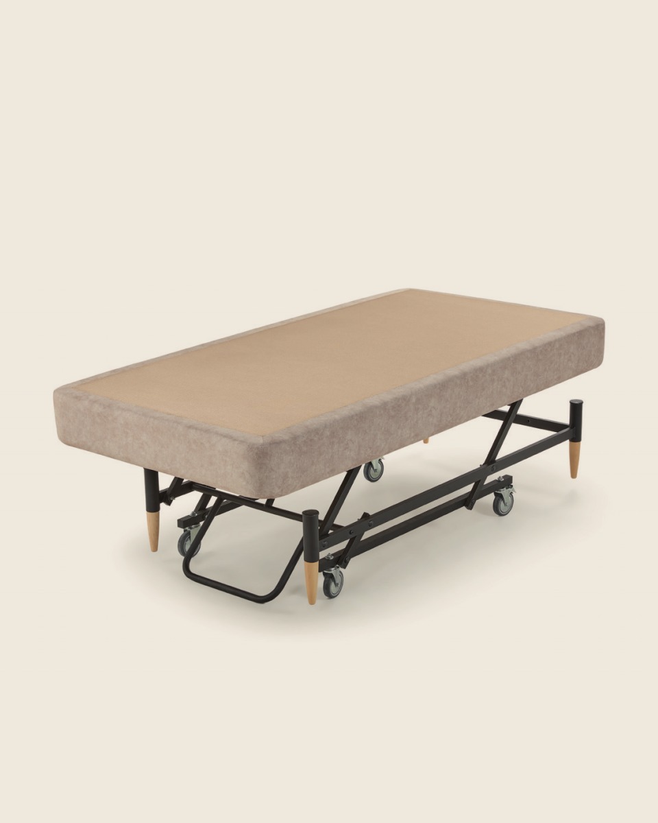 Estructura de cama elevable sin colchón: base tapizada subida sobre la tijera de acero negro, con ruedas y patas de madera.
